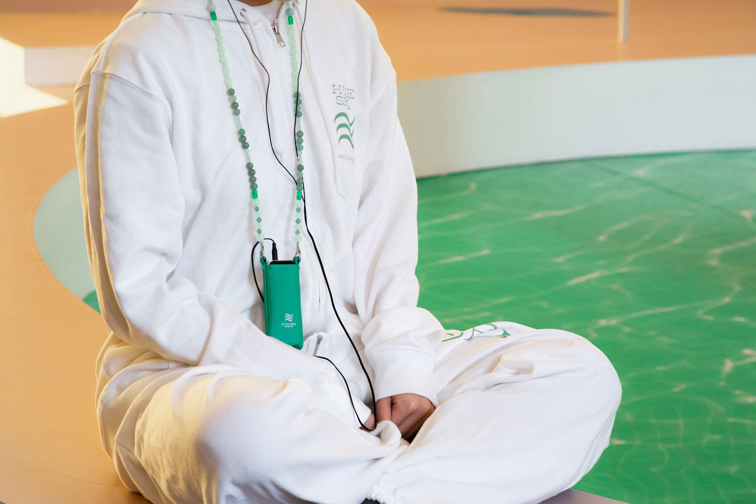 휴스파 탕에 흰 옷을 입은 사람이 앉아있다.