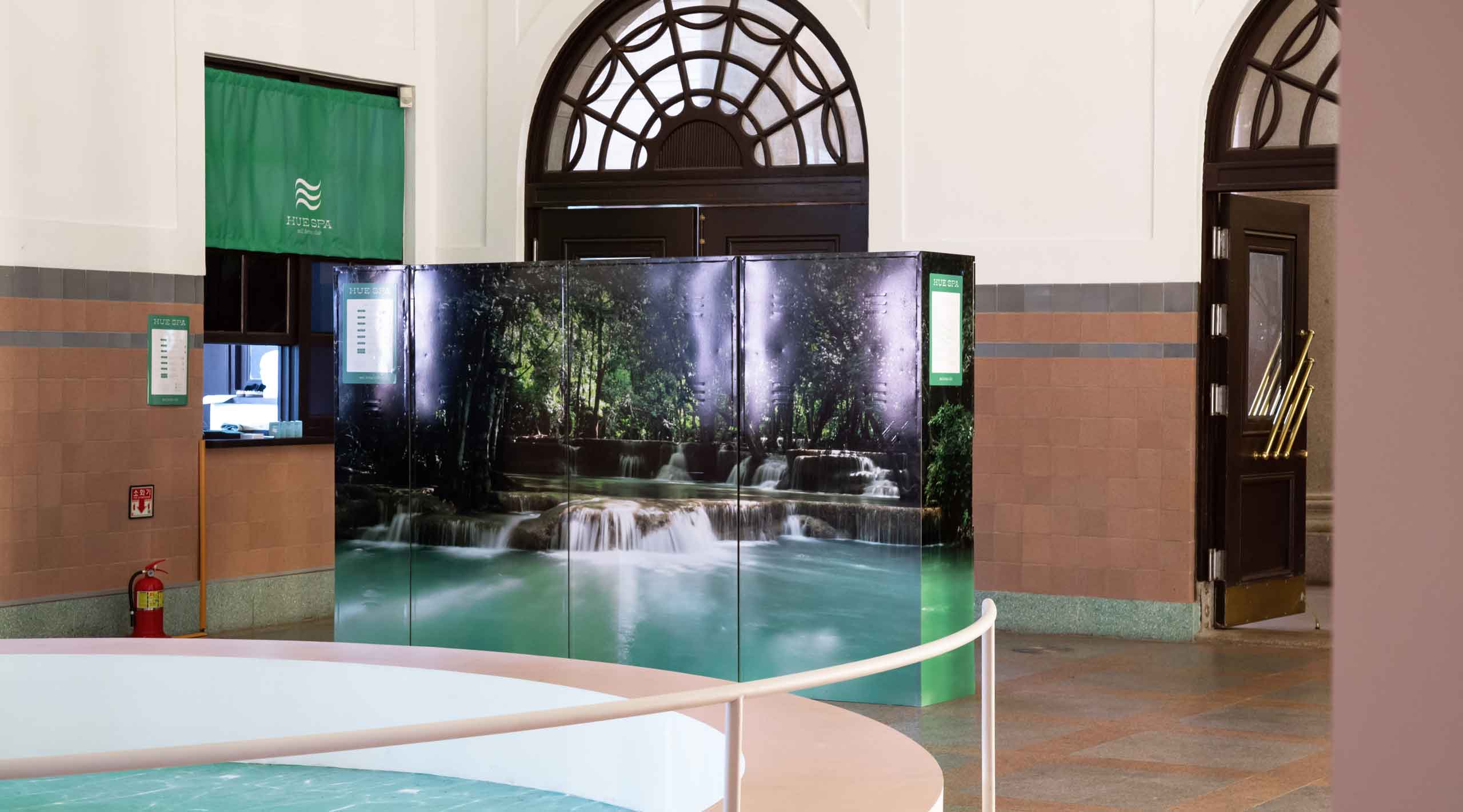 휴스파의 전경. 서울역 안에 캐비넷과과 목욕탕이 있다.