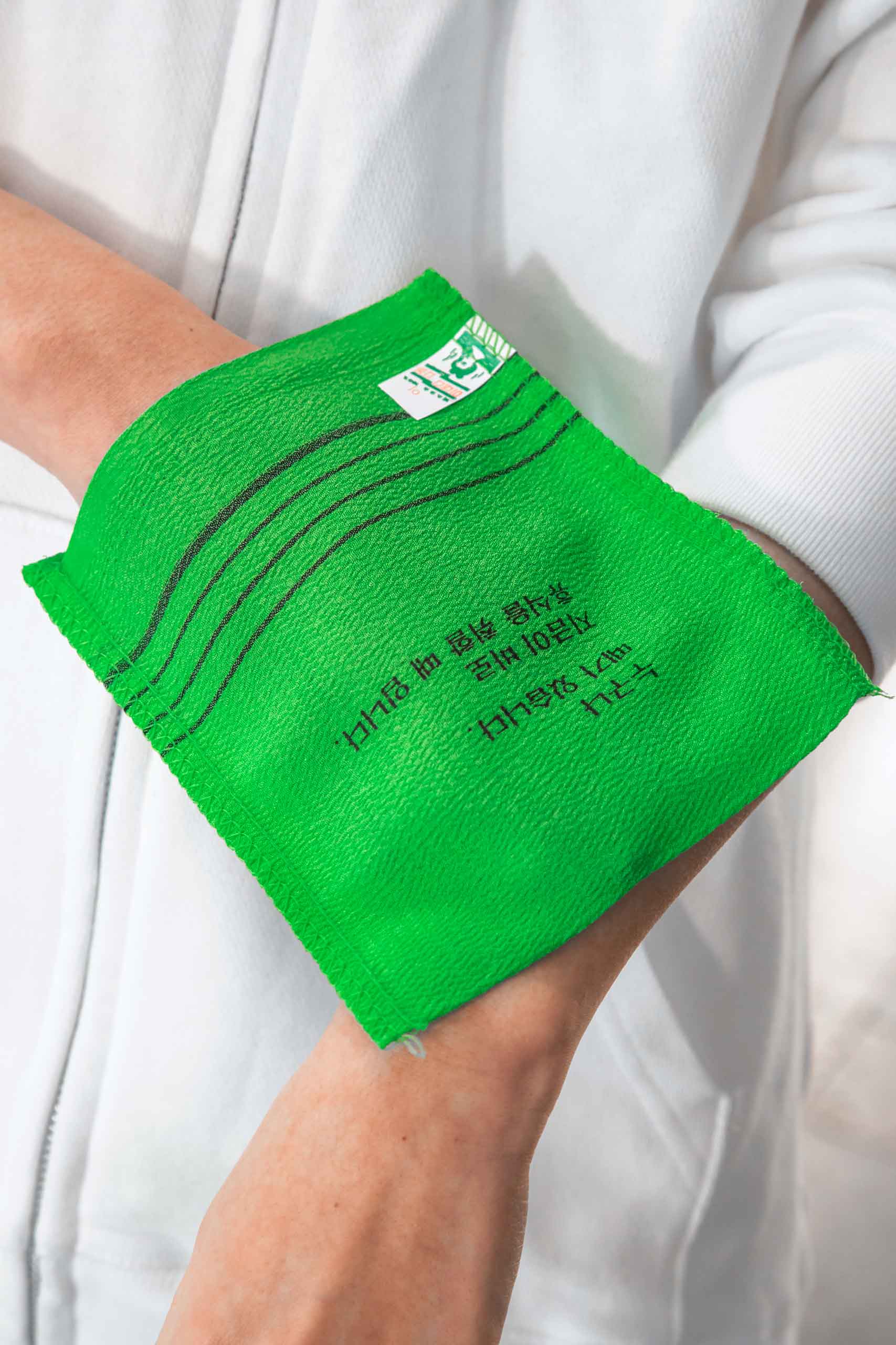 휴스파 때 수건으로 팔을 밀고 있다.