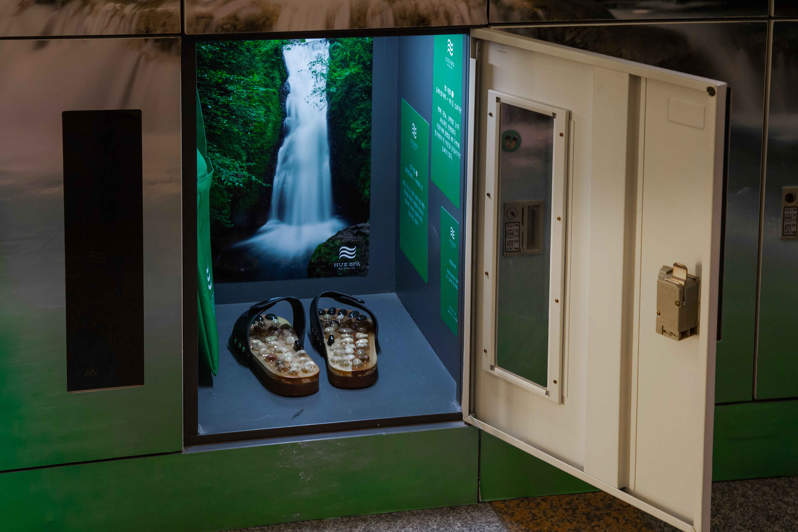 휴스파의 캐비넷 안이다. 지압 슬리퍼가 놓여있다.