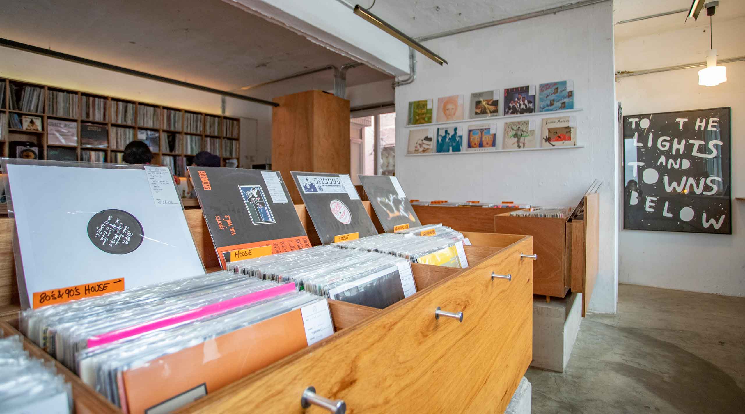 클리크 전경. 나무로 된 박스형 테이블 안에 레코드가 가득차있다.