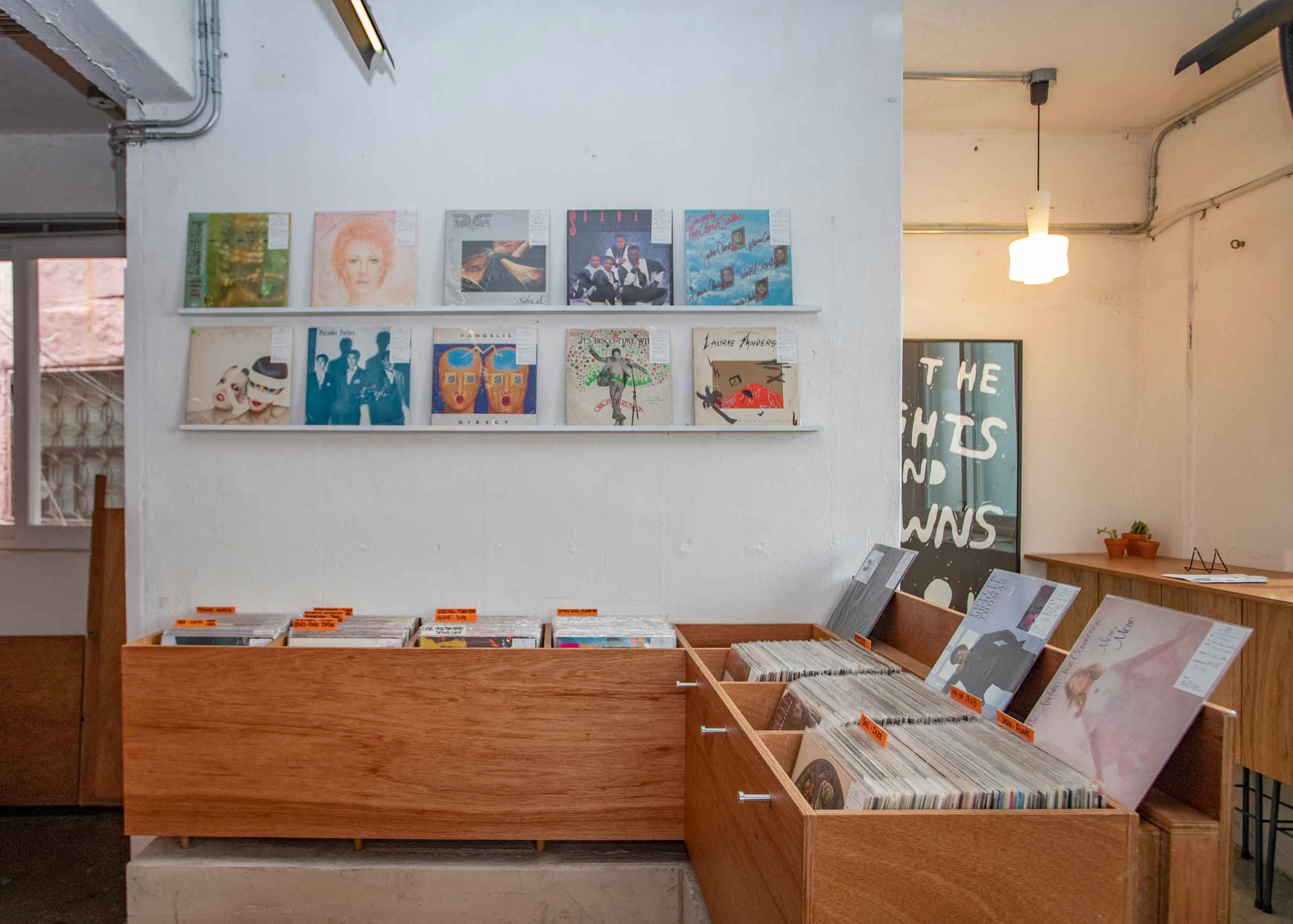 클리크 레코드 전경. 벽에도 레코드가 나란히 놓여있다.