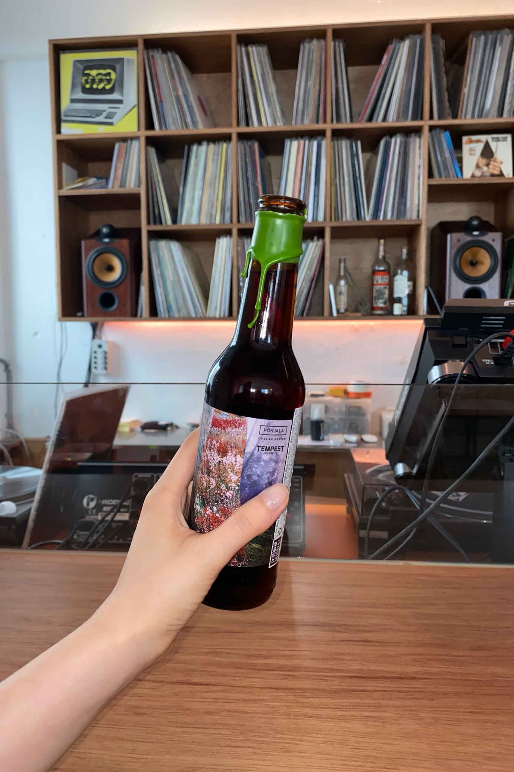 레코드 앞에서 맥주병을 들고 있다.