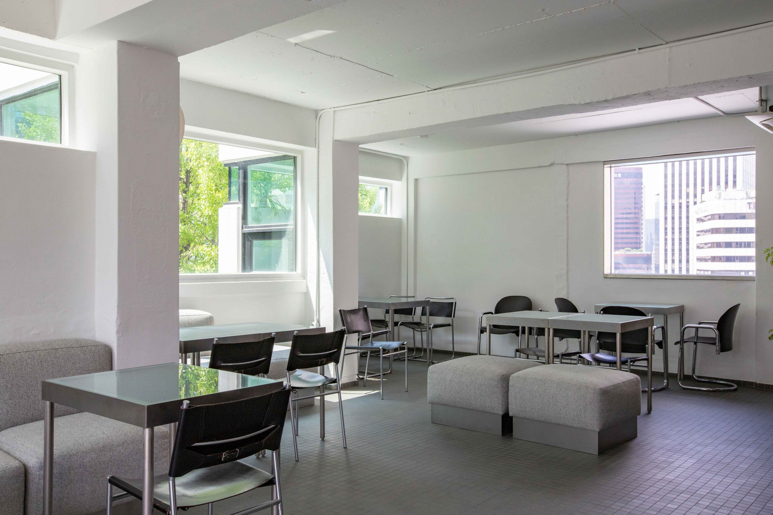 로프트 전경. 스틸 테이블과 의자가 놓여있다.