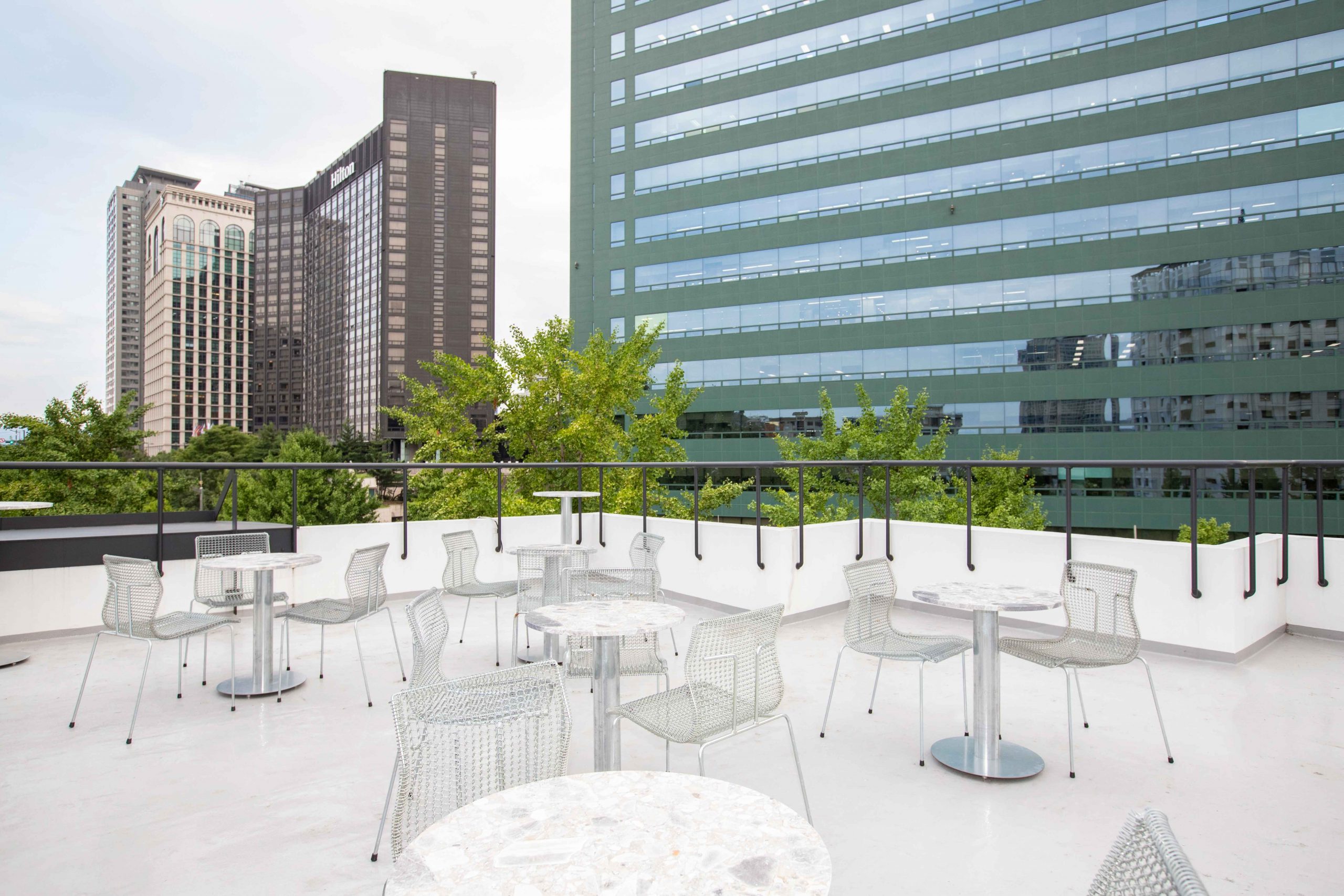 로프트 전경. 바깥으로 건물이 크게 보인다.