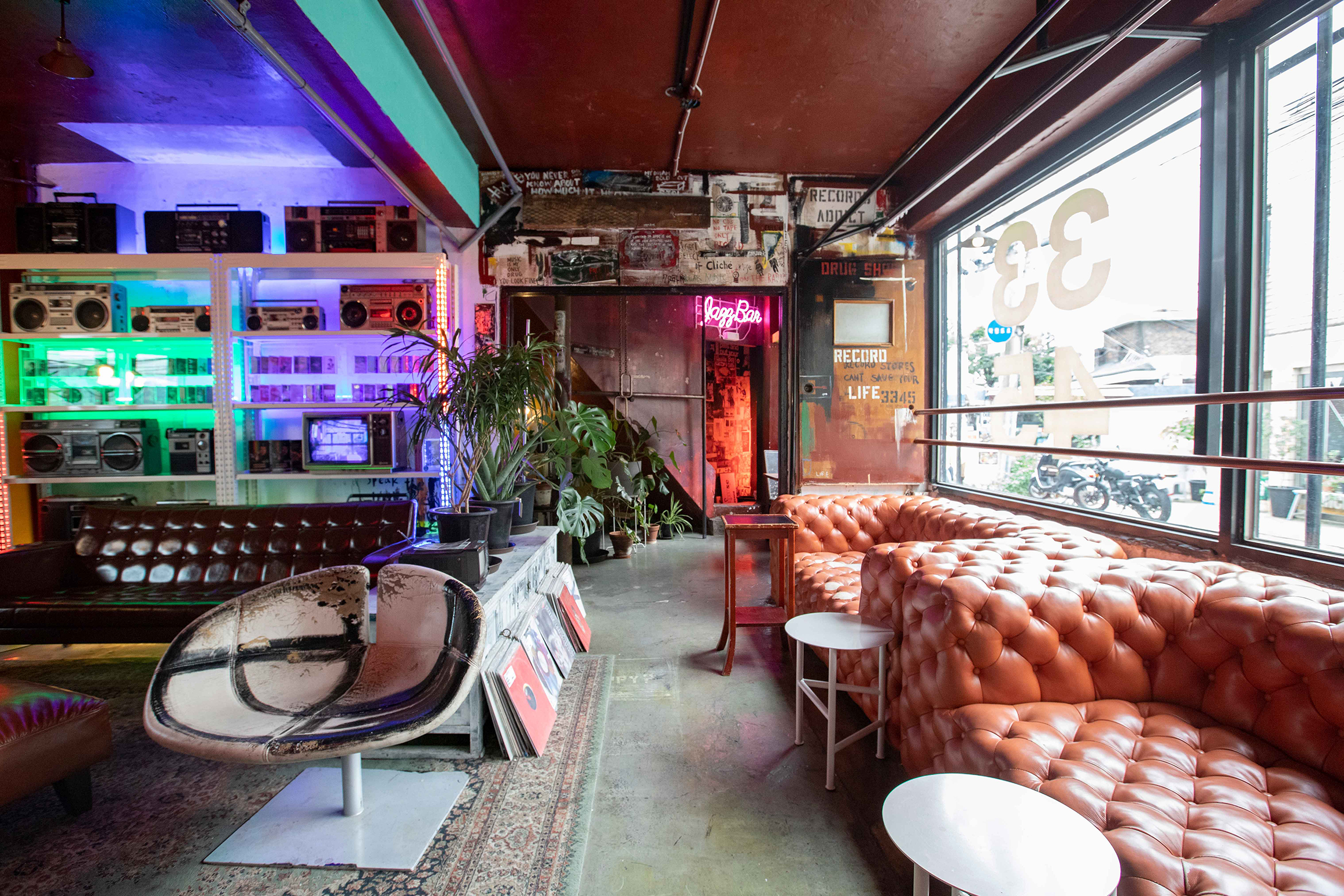 음레코드 전경. 빨간색 소파가 있다.