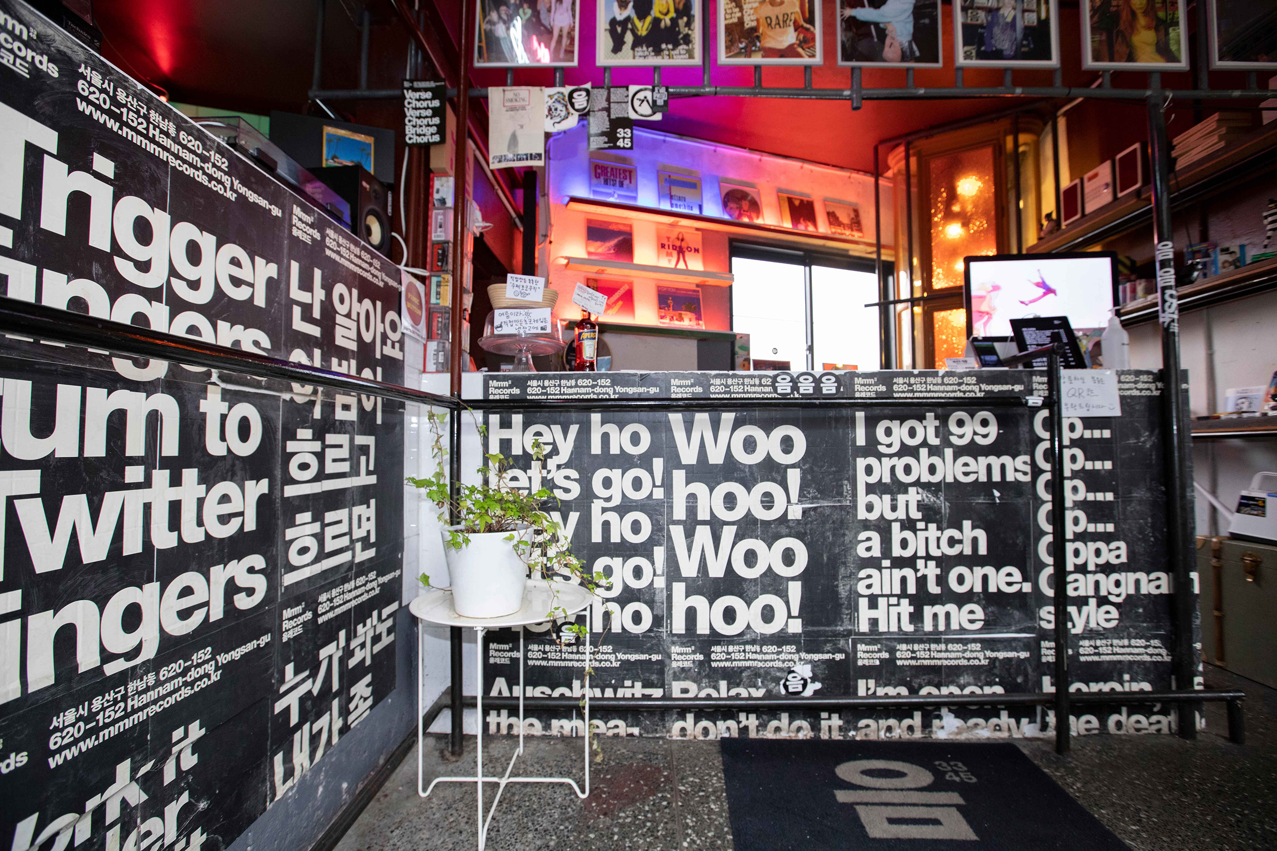 음 레코드 내부 전경 데스크