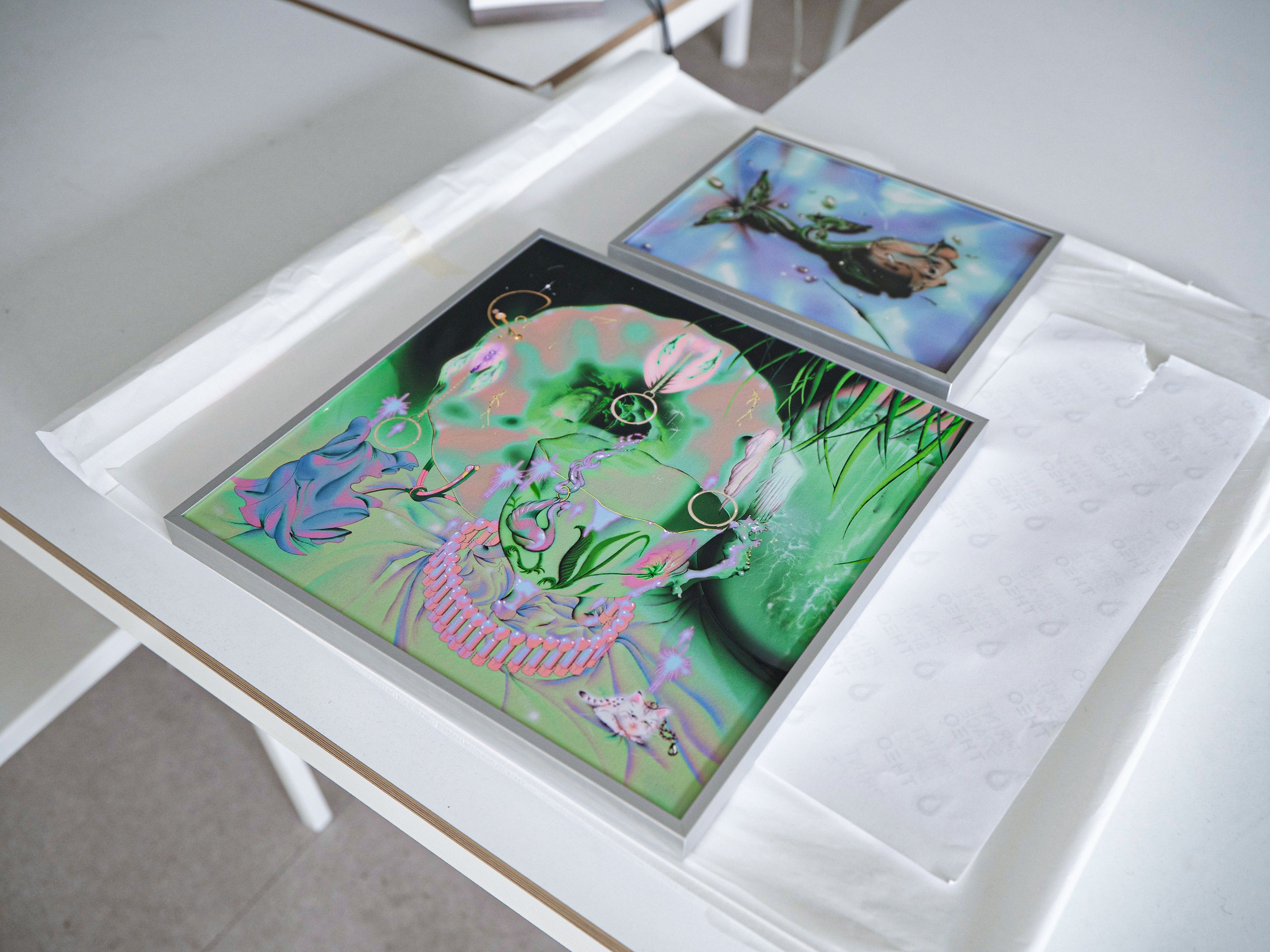 람한의 작품이 흰 테이블 위에 올려져있다.