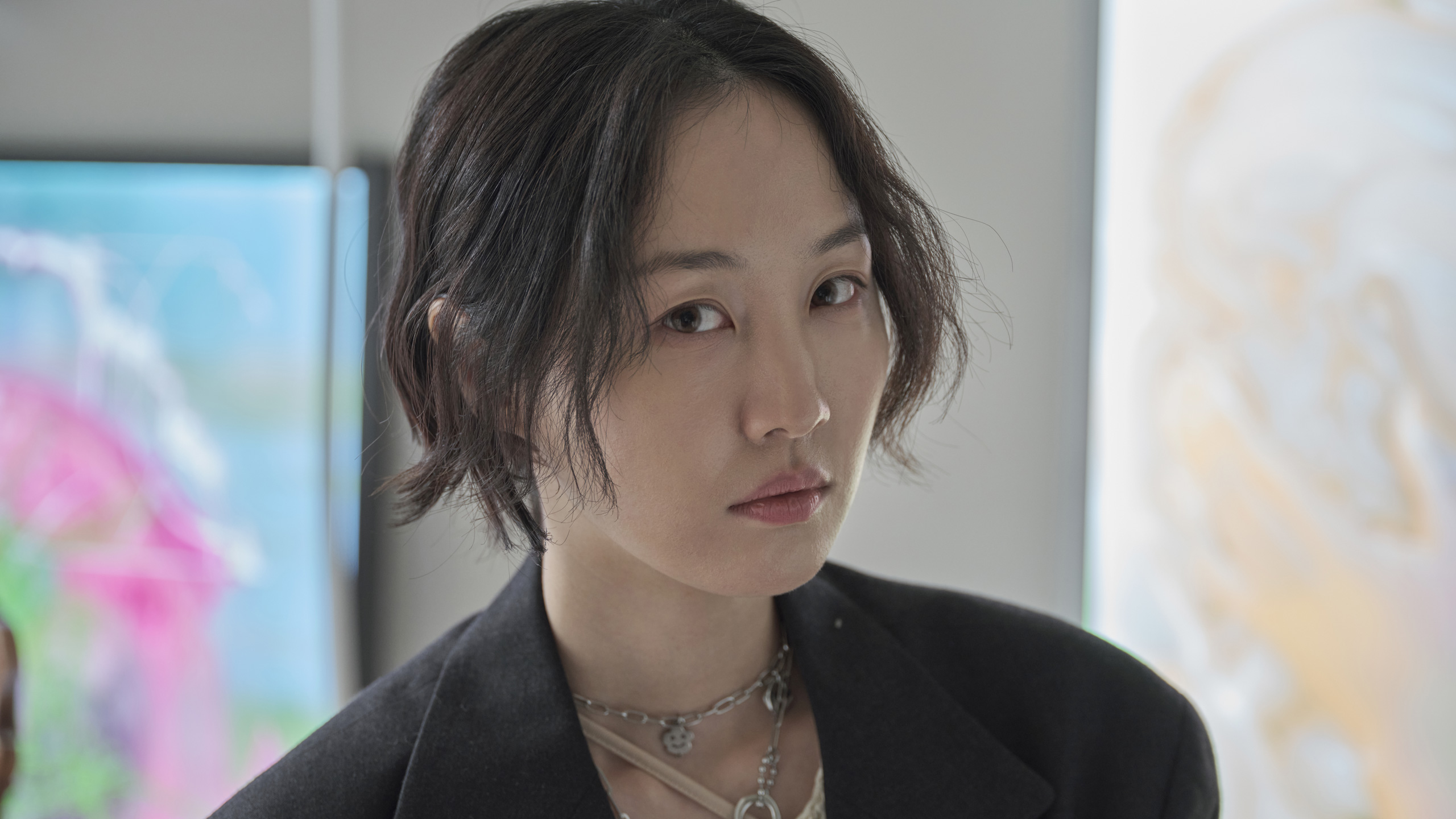 람한, 작품을 배경으로 얼굴을 클로즈업한 사진