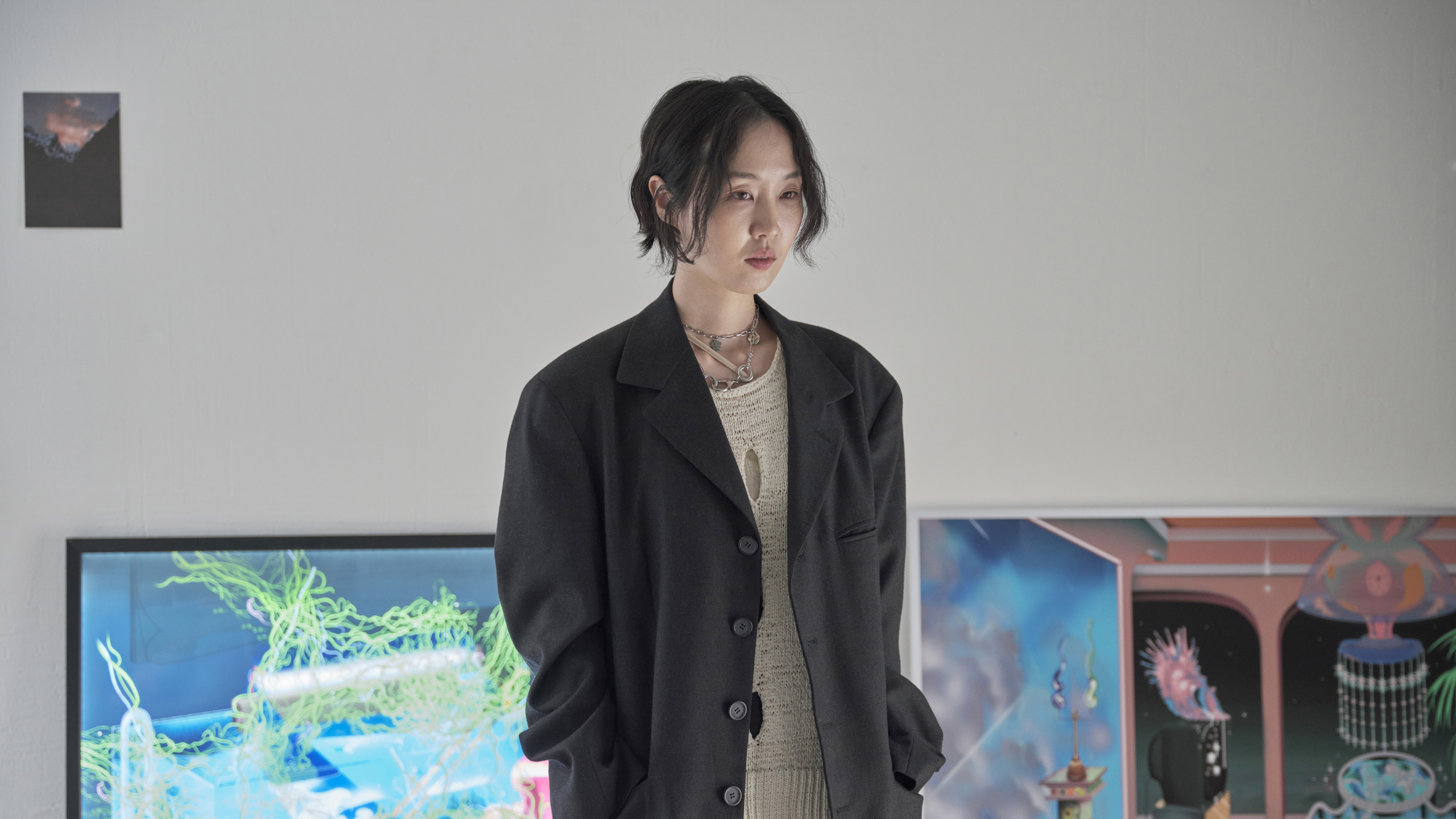 람한, ramhan, 람한이 작품 앞에 서있다, ramhan stands in front of her artwork