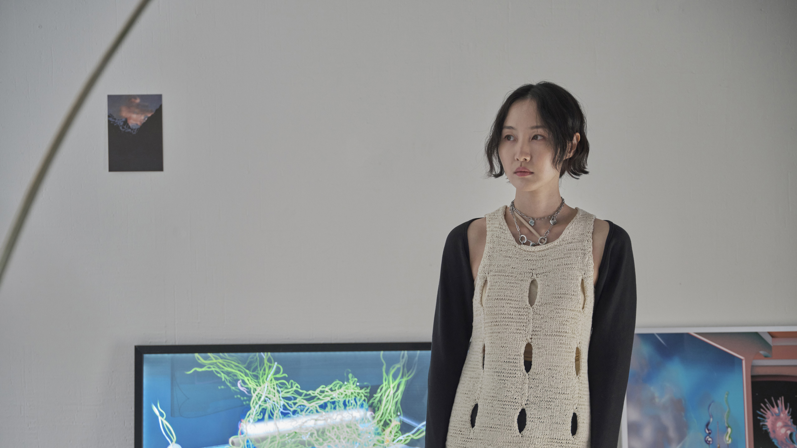 람한, ramhan, 방 어딘가를 응시하고 있는 람한, Ramhan staring somewhere in her room.