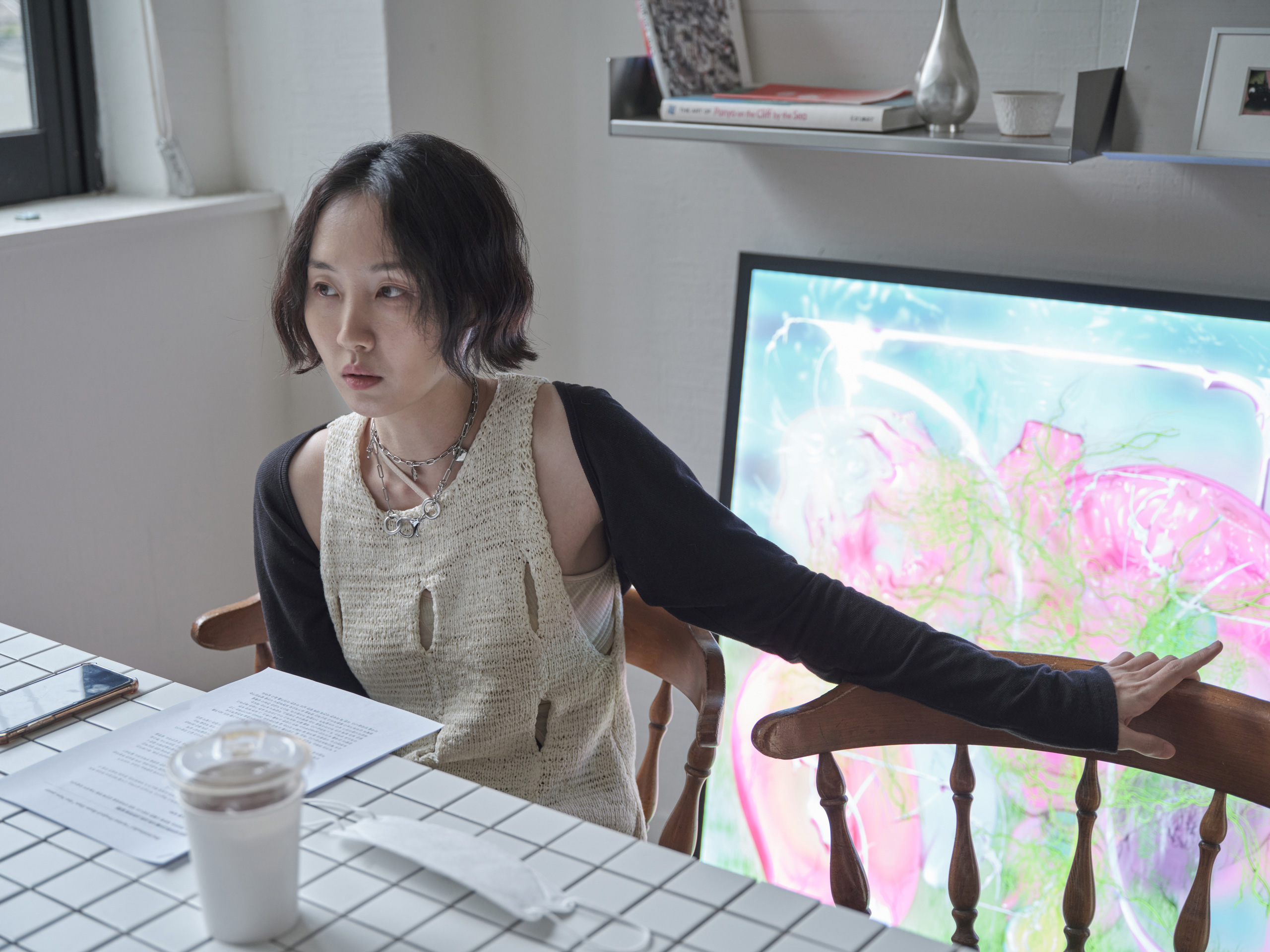 람한, ramhan, 오른쪽을 가리키고 있는 여자, The woman pointing to the right