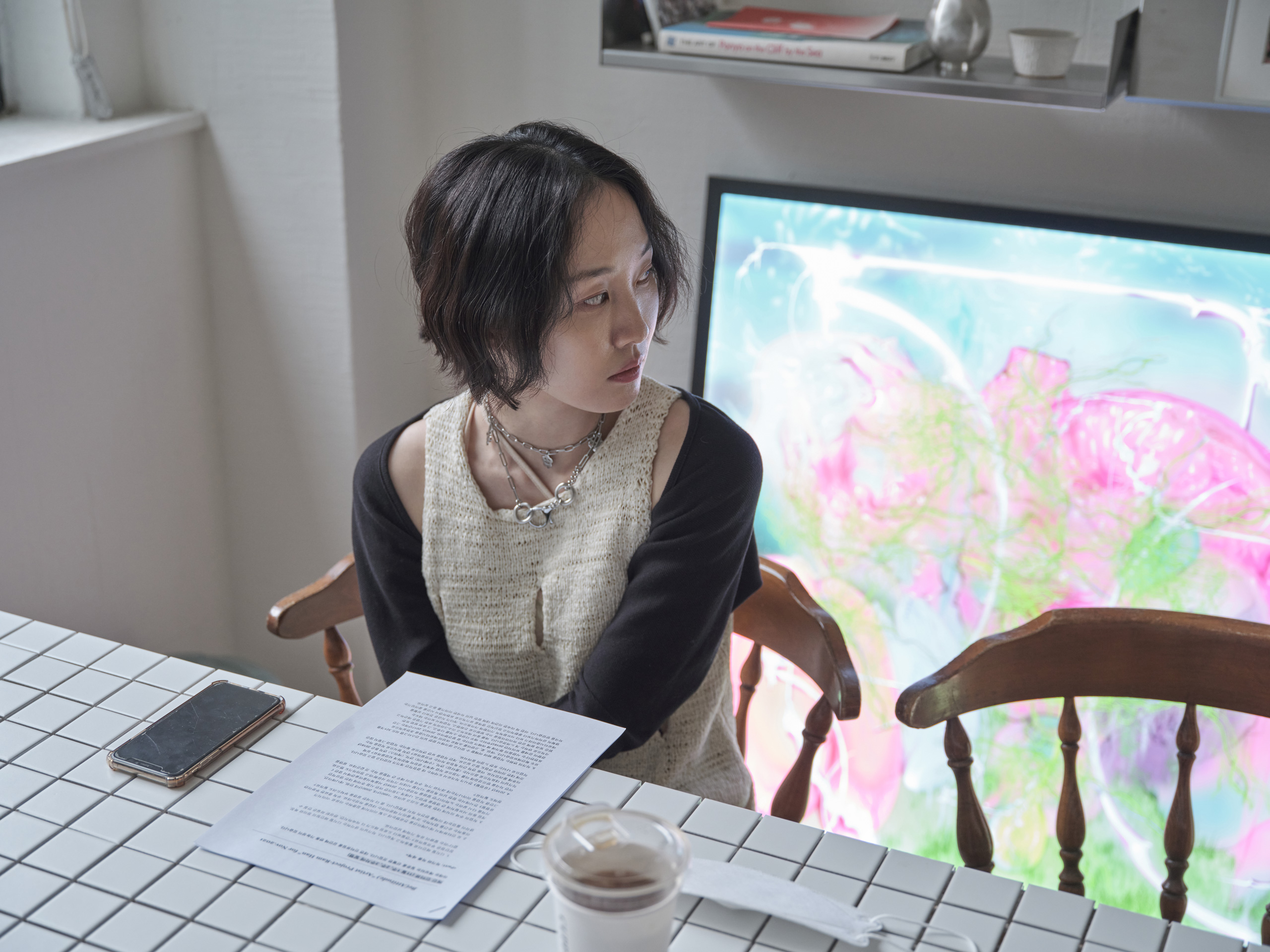 람한, ramhan, 오른쪽을 보고 있는 여자, The woman looking to the right.