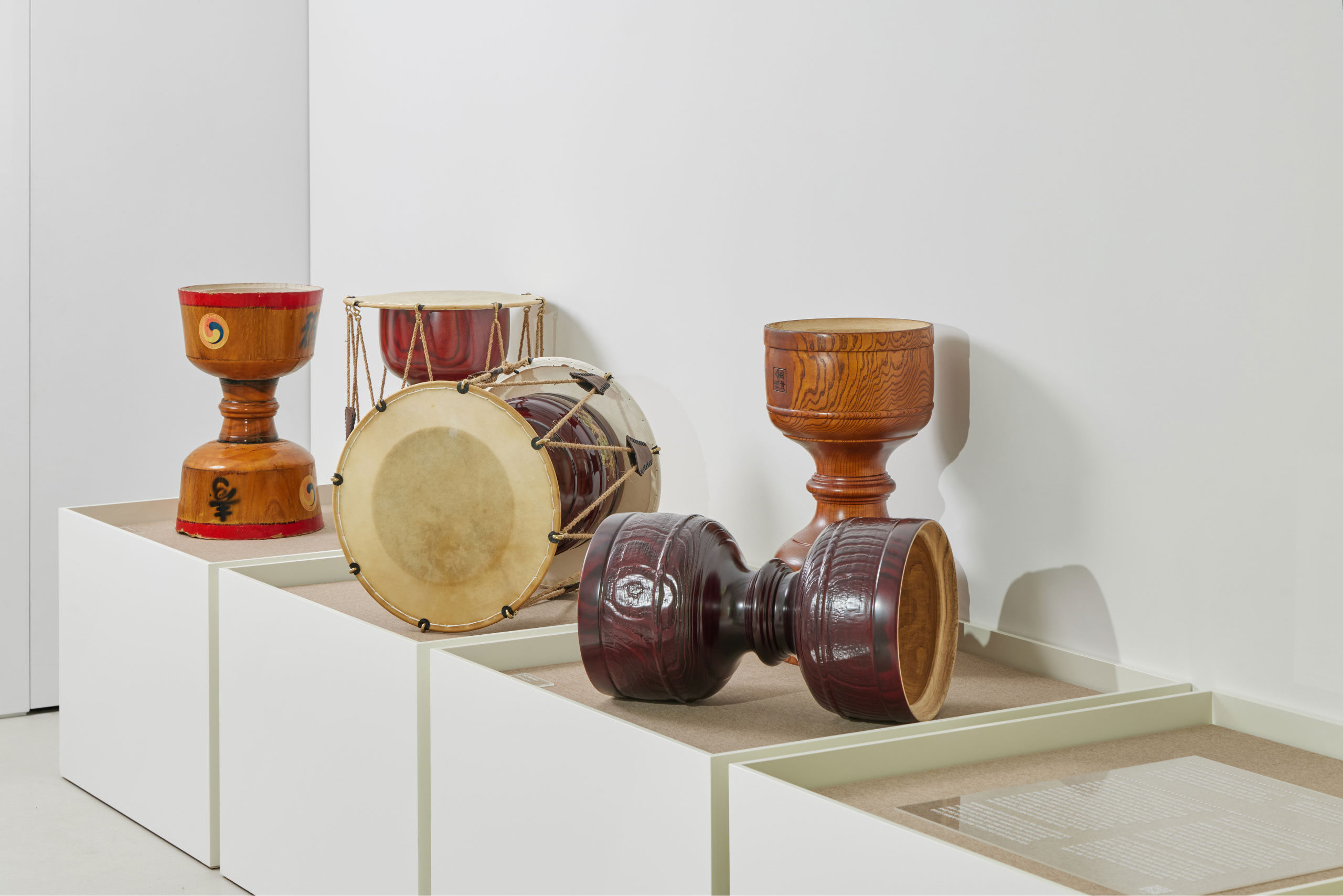 ⟪때로는 둥글게 때로는 반듯하게⟫ 김진곤 전시전경