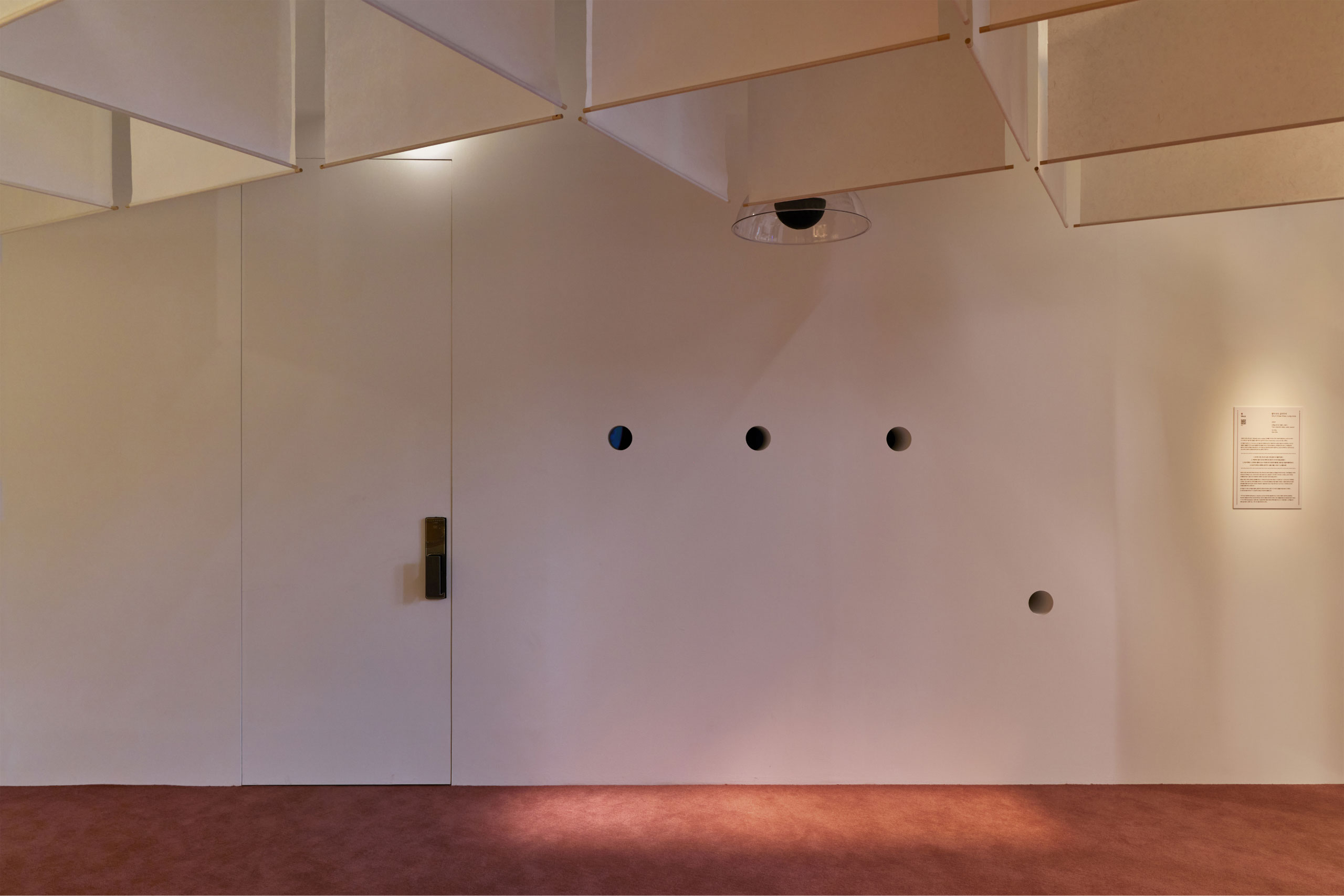 ⟪때로는 둥글게 때로는 반듯하게⟫ 뭎, 짧게 세 번, 길게 한 번 입구