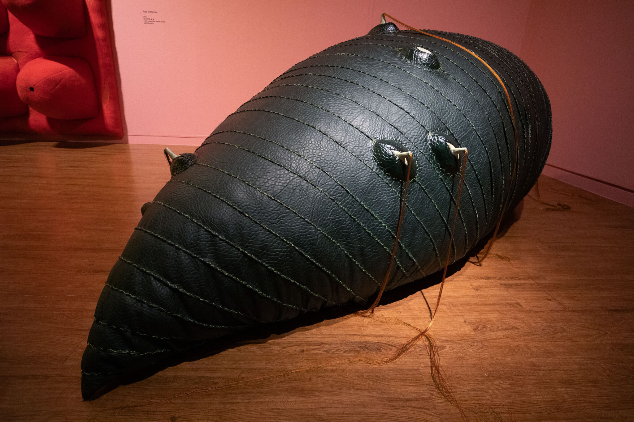 눈 먼 덩어리_인조가죽, 실, 솜_100(h)x284x100cm_2024_2