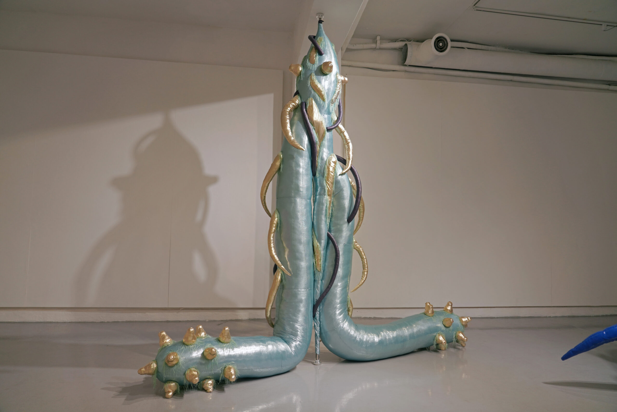 A Shameful Thorn_천, 인조가죽, 실, 솜, 스텐봉_265x42x230(h)cm_2023