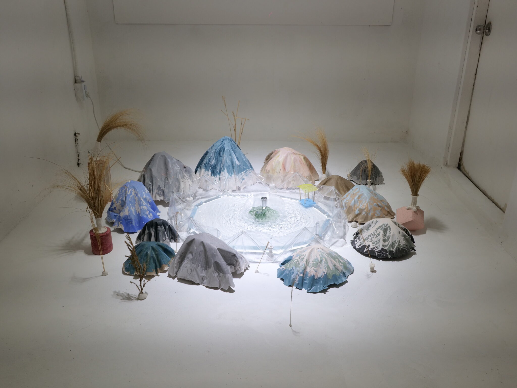 12개의 산 9개의 돌 6리터의 물,2020, 혼합재료, 가변설치