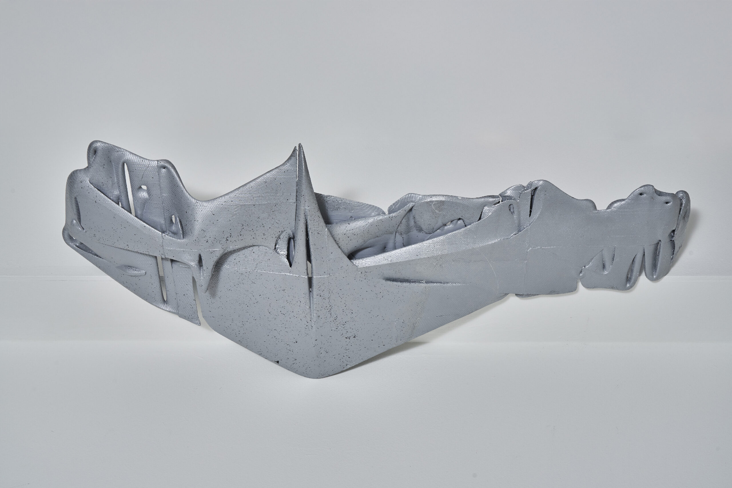 ‹나약한 근육 위치 가져오는 중...›, 2021, 생분해성수지에 수전사, 970×400×110mm (piece)