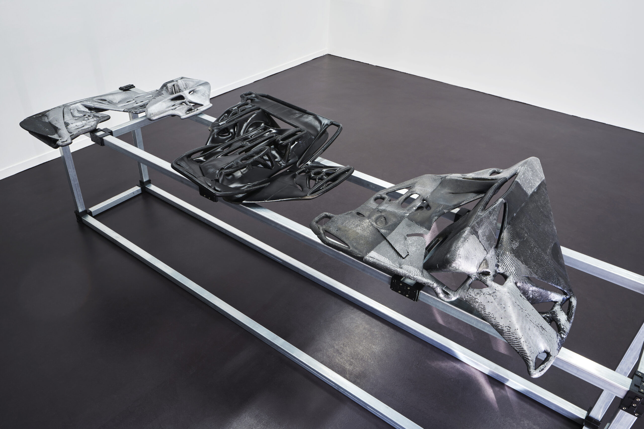 ‹나약한 근육 중복 없이 새 사용자 등록›, 2021, 생분해성수지에 수전사, 강철, 1100×3500×800mm, «소프트웨어의 성장과 형태에 대해», 인천아트플랫폼