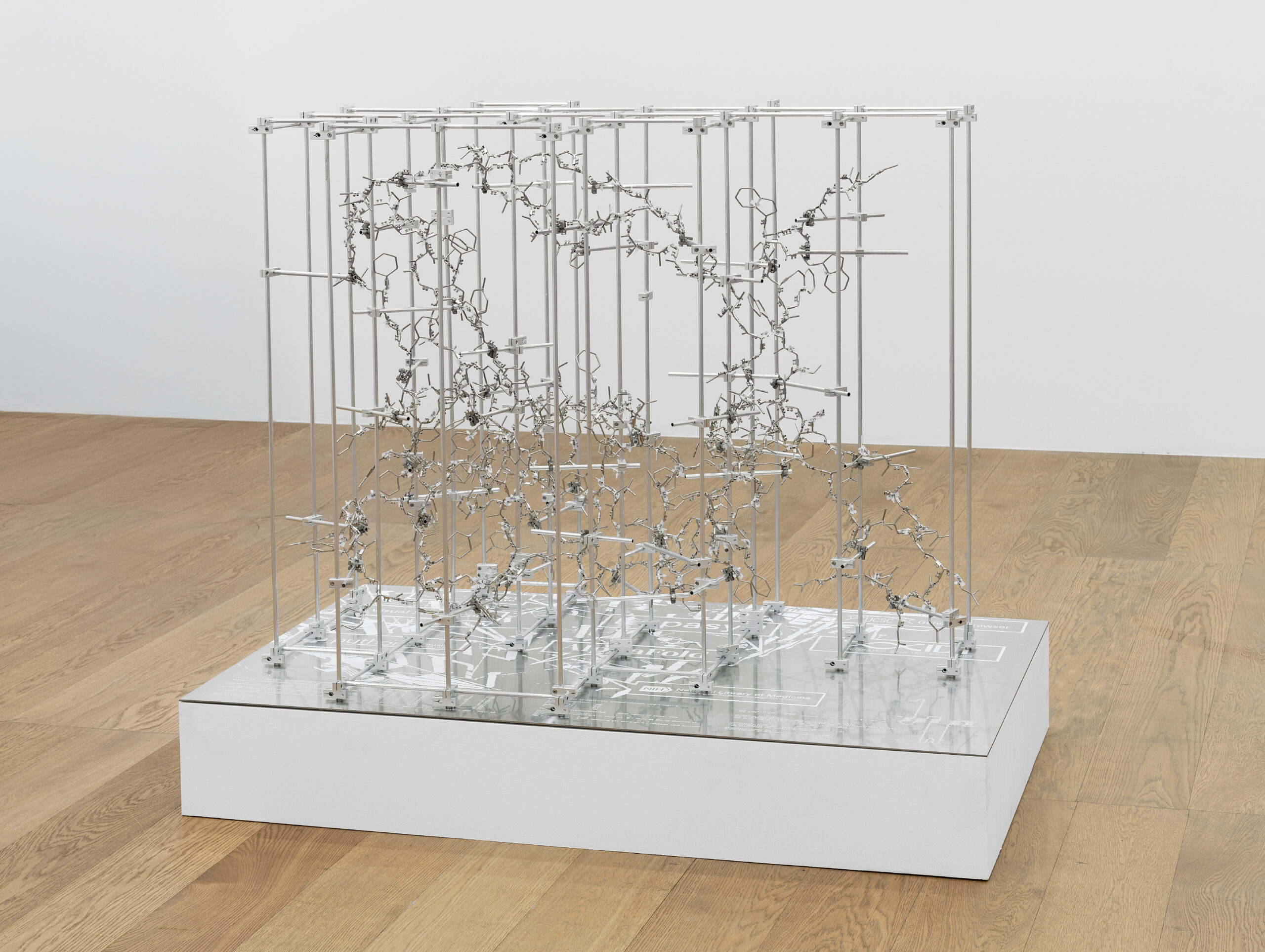 ‹소프트웨어 빼돌리기(고려항공)›, 2024, 백동봉, 알루미늄 파이프, 스테인레스 스틸, 클램프, 케이블 타이, 1000×1400×900mm