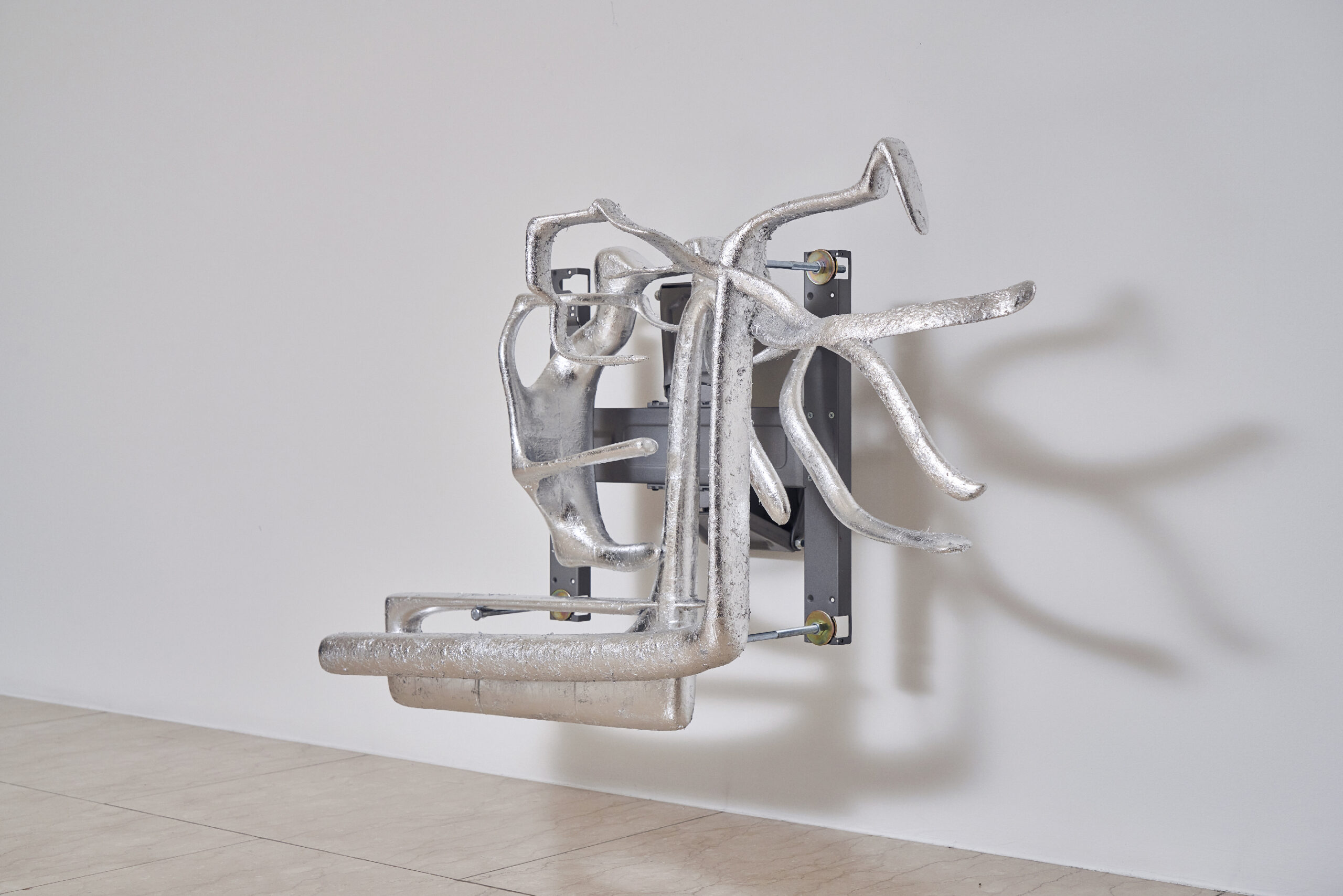 ‹요기요식›, 2022, 생분해성수지, 알루미늄, 철, 620×1010×380mm