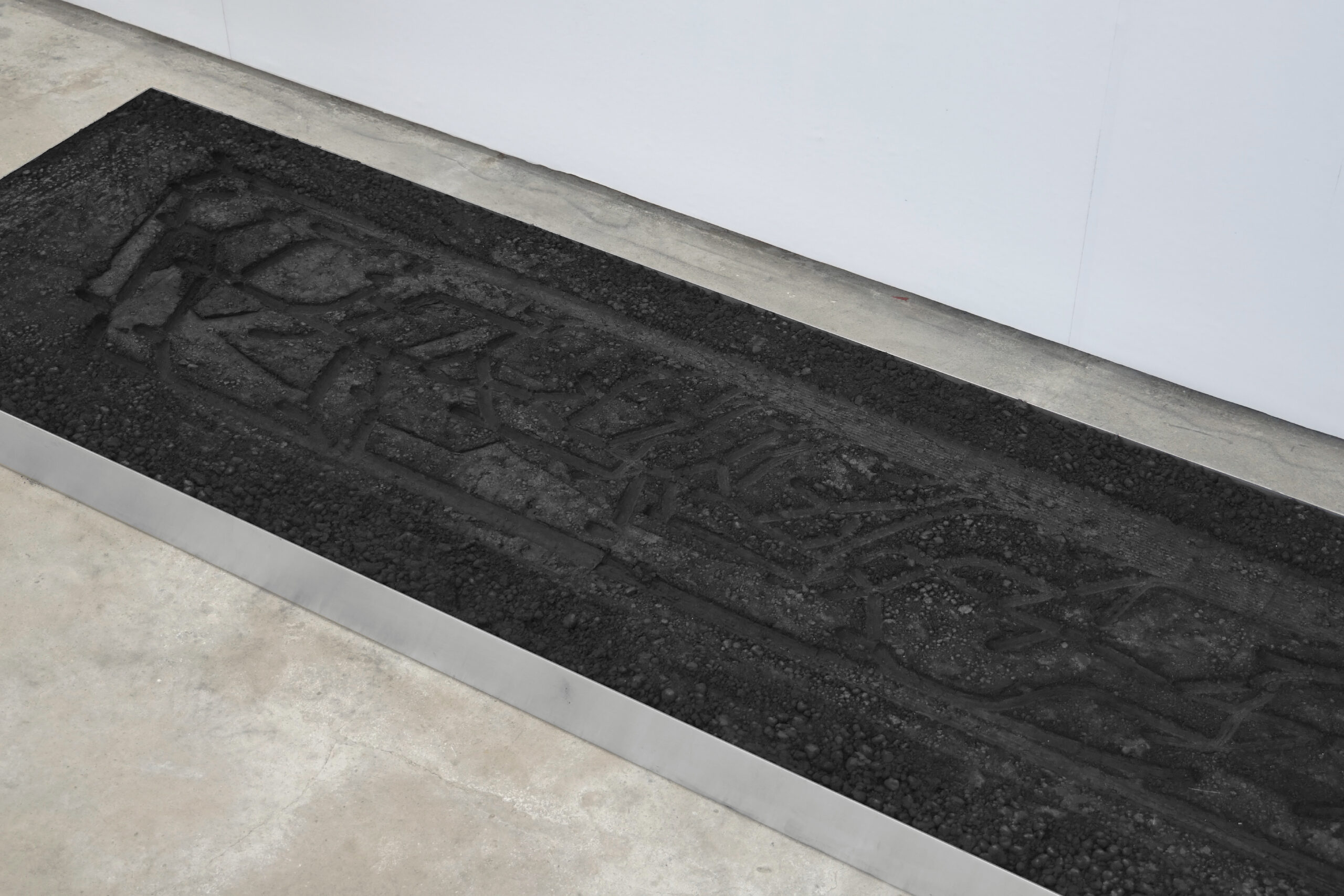 ‹토끼›, 2023, 씨콜, 벤토나이트, 스테인리스 스틸, 1800×500×70mm, «모노코크 정원의 원리», 스페이스 애프터