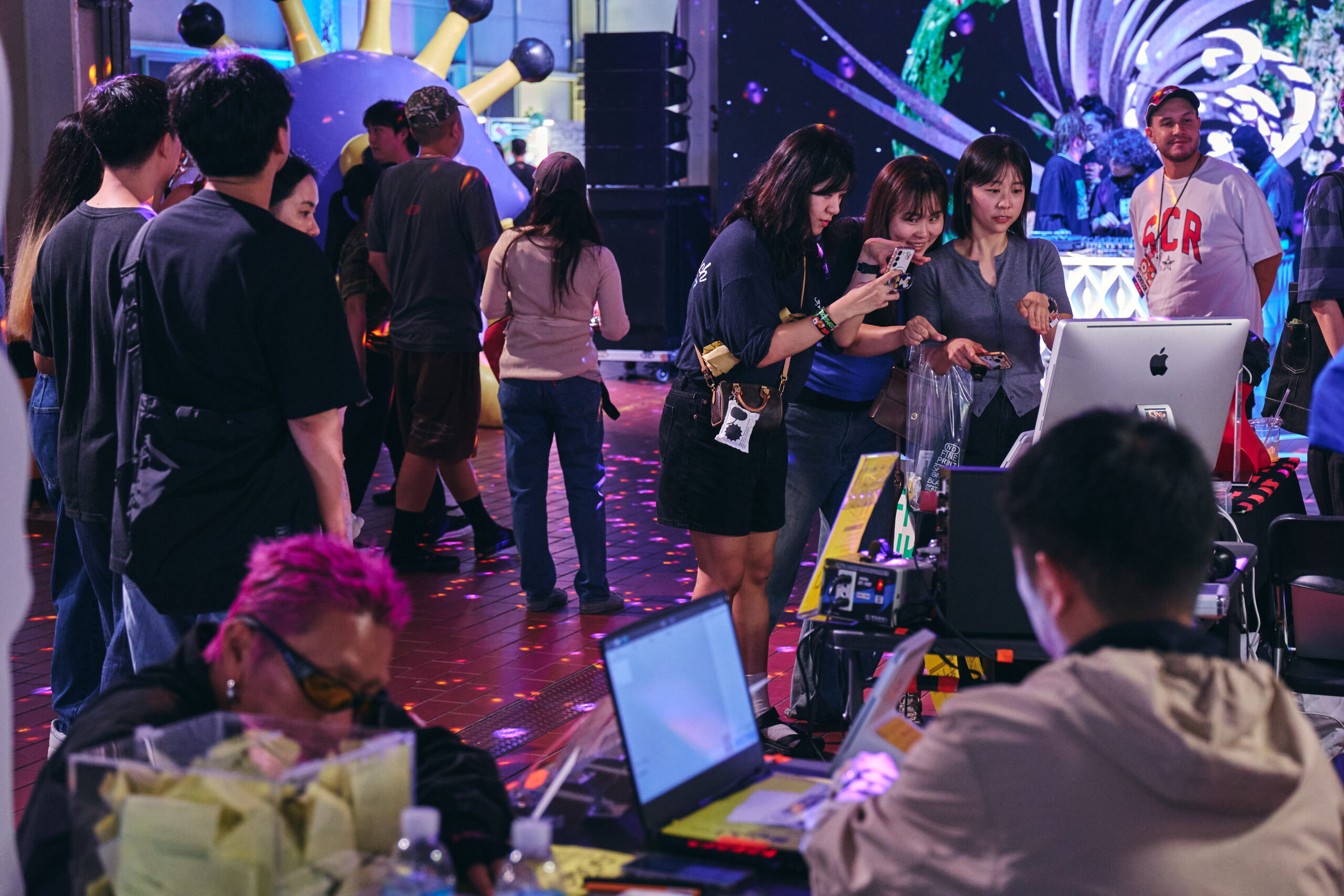 웁OOP-&-악수AXOO_34